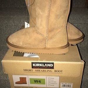 Short shearling boot